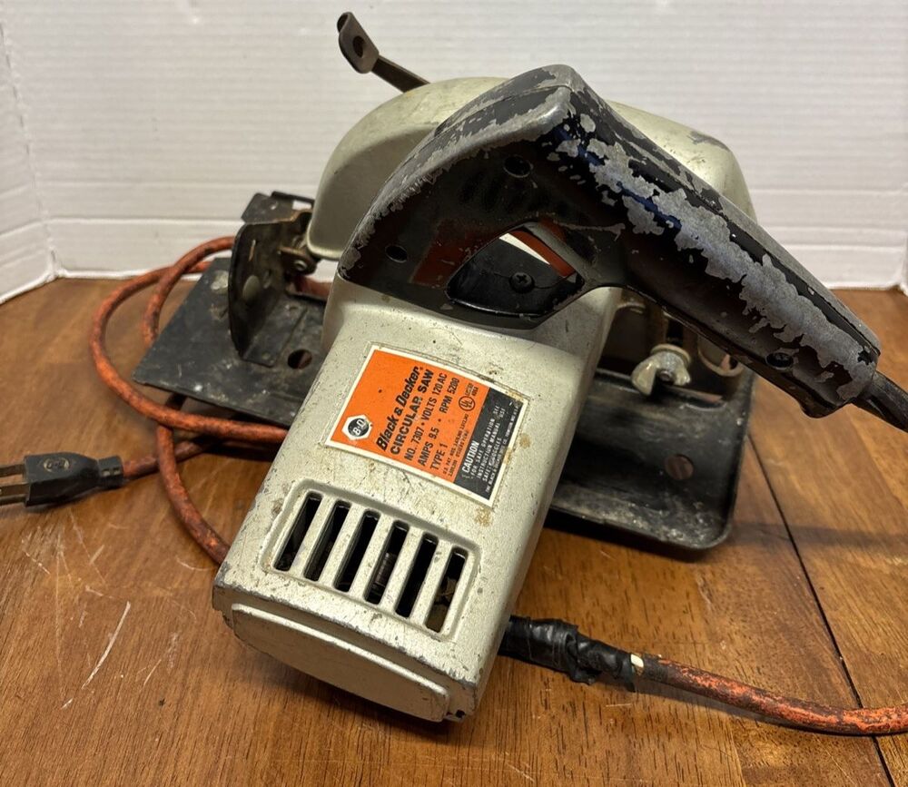 Black & Decker 7307 7-1/4" Circular Saw 1 1/4 HP + 2 Extra Blades..Works Great!